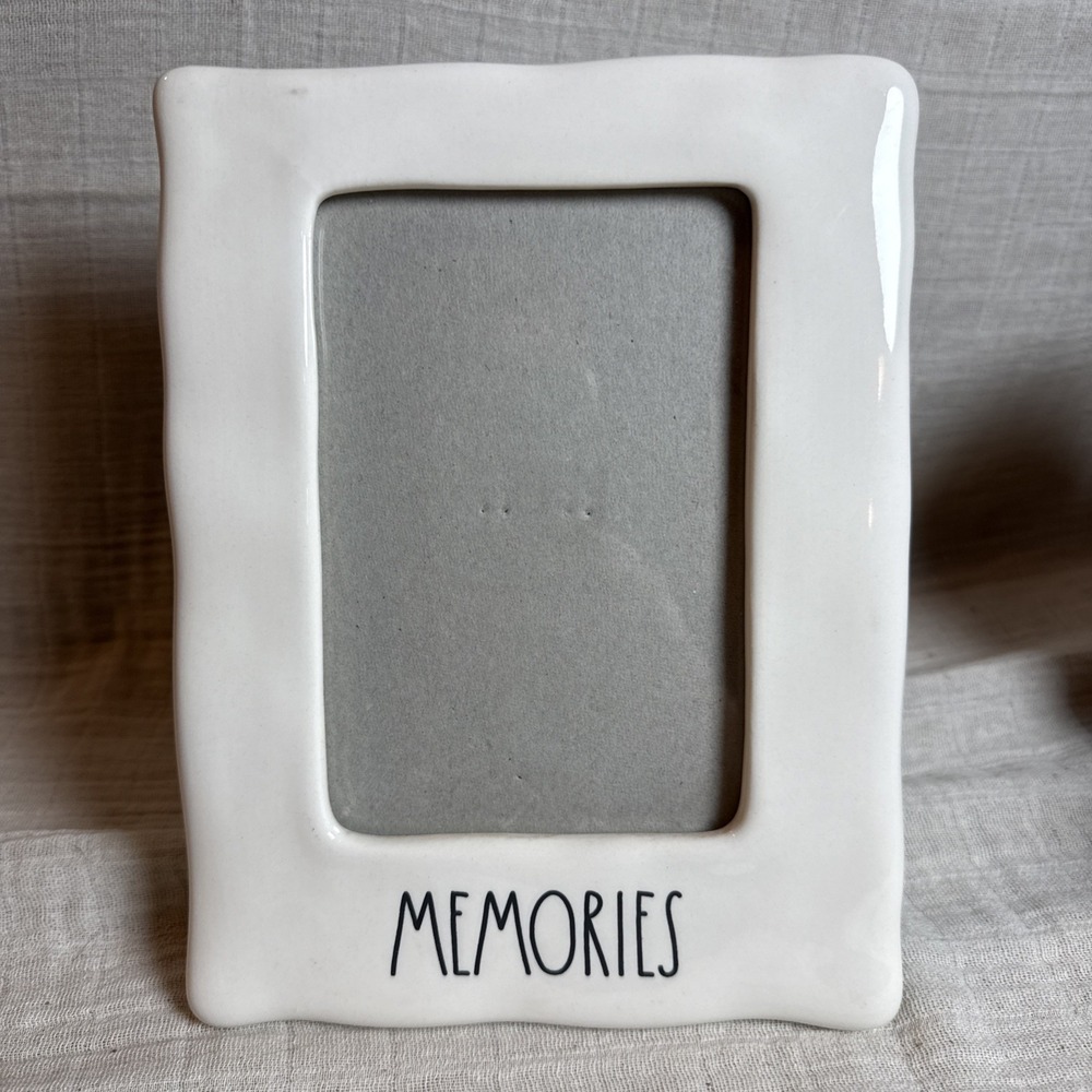Ceramic Photo Frame, Rae Dunn "MEMORIES" 4x6 pic Wavy Edge. Tabletop or Wall